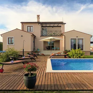Villa Nana, Valtura